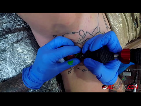 ❤️ Tsis tshua muaj tattooed hottie Sully Savage tau txais tattoo ntawm nws clitoris ❤️❌  Porn video  ntawm hmn.nastypornpics-com.ru%